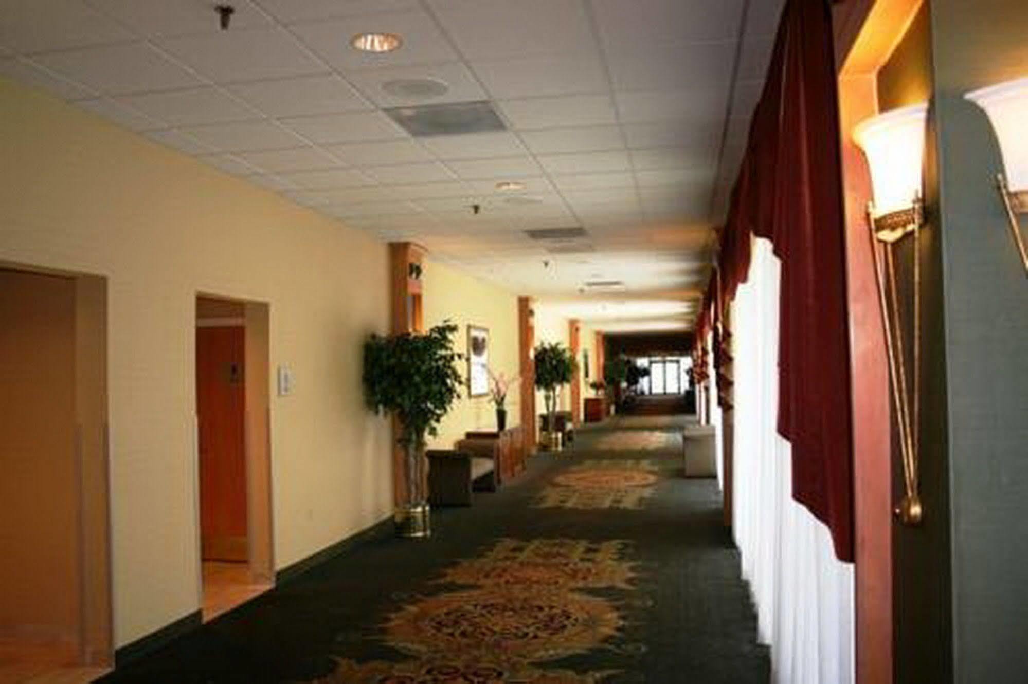 Magnuson Grand & Conference Center Somerset-Bridgewater Exteriör bild